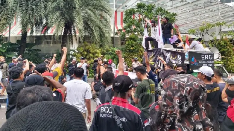 Massa Ojol Membanjiri SMRC, Desak Saiful Mujani Tarik Komentar Kontroversial