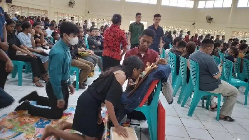 Momen Langka: Gibran Ikut Memikul Salib Paskah di Kupang, Pesan Damai Bergaung