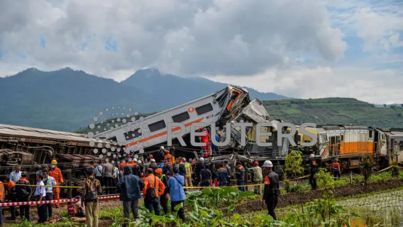 KRL Hantam Taksi Online di Stasiun Bekasi Timur: Kronologi Terkuak