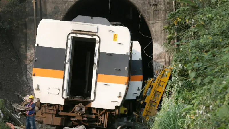 Sopir Taksi Baru Satu Hari Kerja Terlibat Kecelakaan Kereta di Bekasi