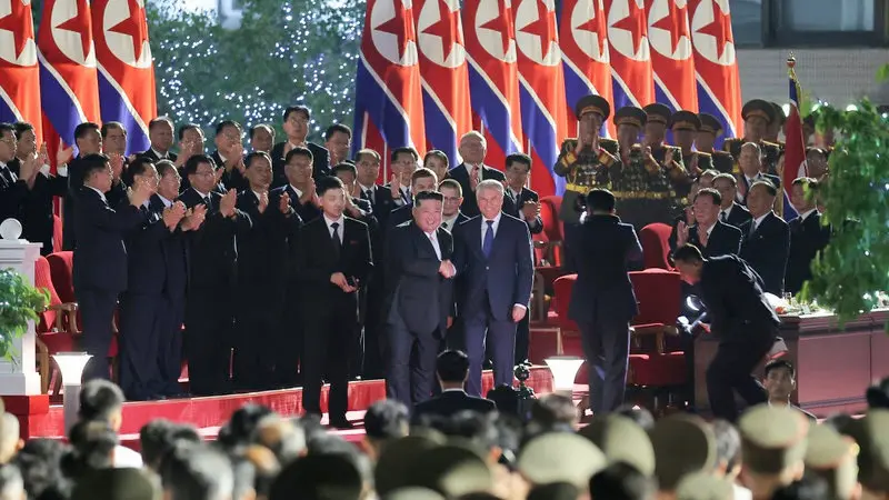 Momen Langka: Ketua DPR Rusia Peluk Kim Jong Un, Solidaritas Geopolitik Menguat