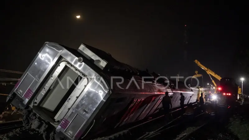 Mencekam! Detik-Detik Evakuasi Korban Tabrakan KA Argo Bromo-KRL Bekasi Timur