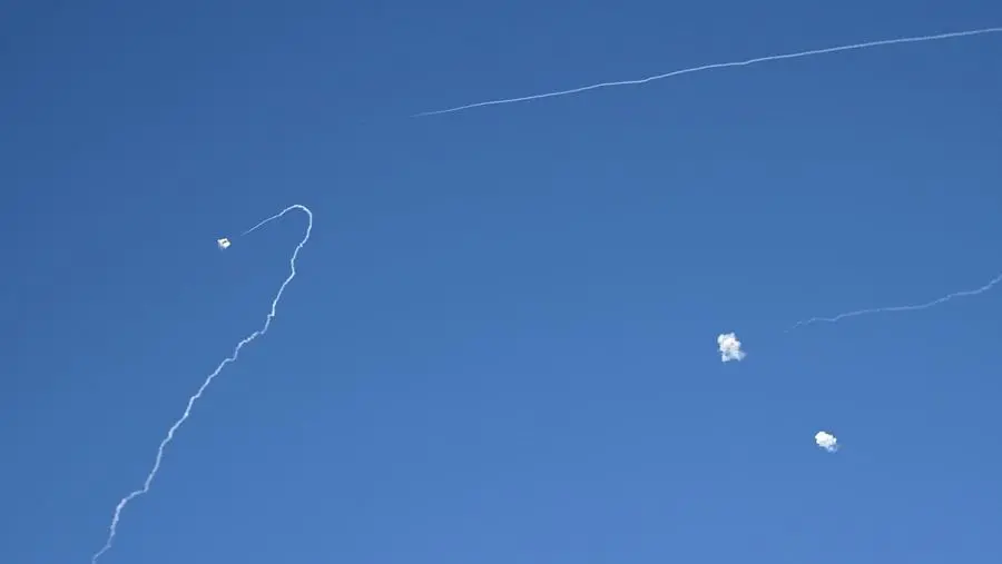 Hujan Rudal Iran Guncang Israel, Warga Tiarap di Jalan Tol