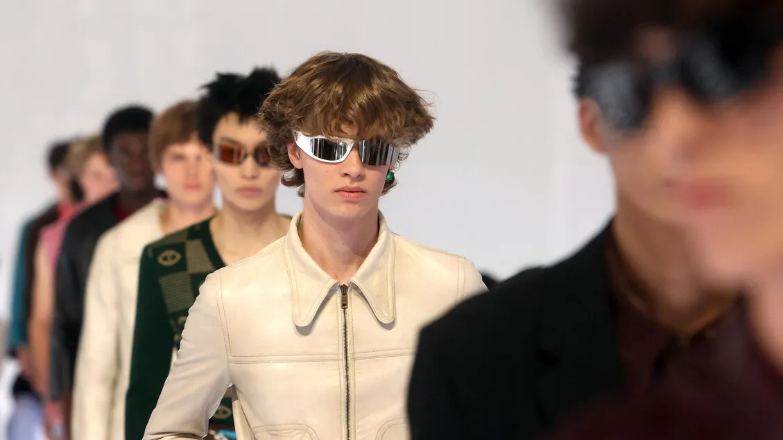Revolusi Kesederhanaan: Il Distillato di Stile di Prada, Un Antidoto Alle Complicazioni Hadir